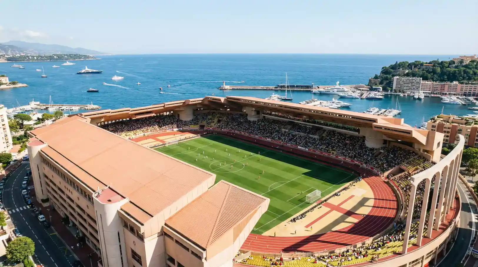 Vista del Stade Louis II de Monaco con el mar Mediterráneo al fondo