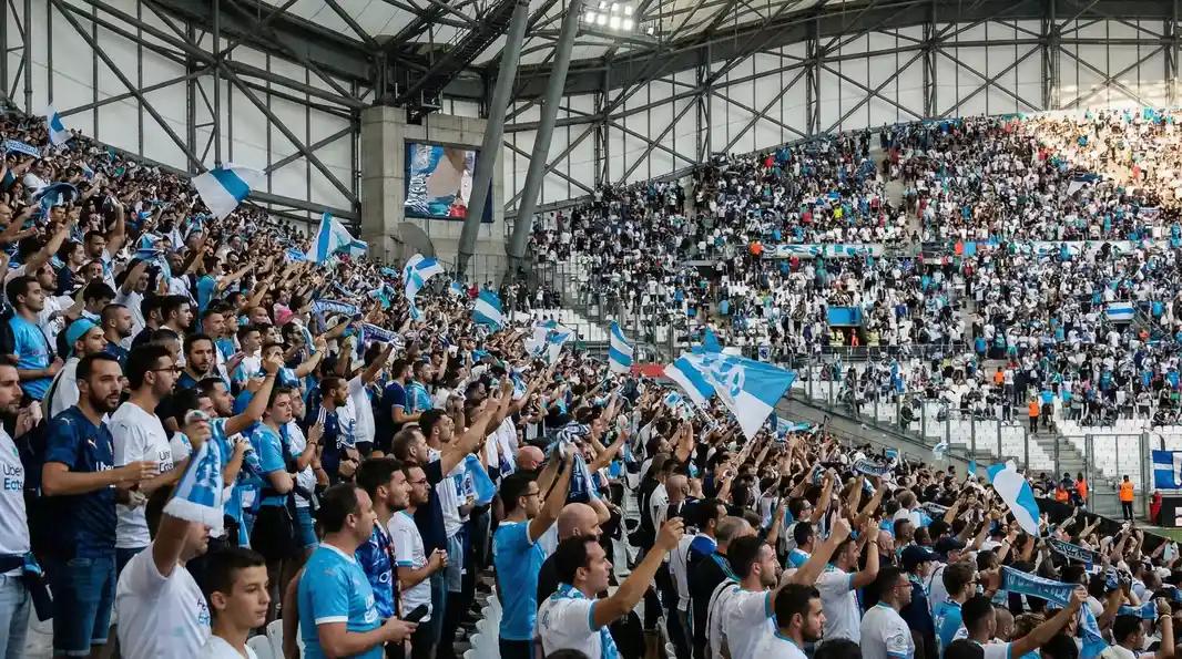 Grada llena de aficionados en el Orange Vélodrome de Marsella