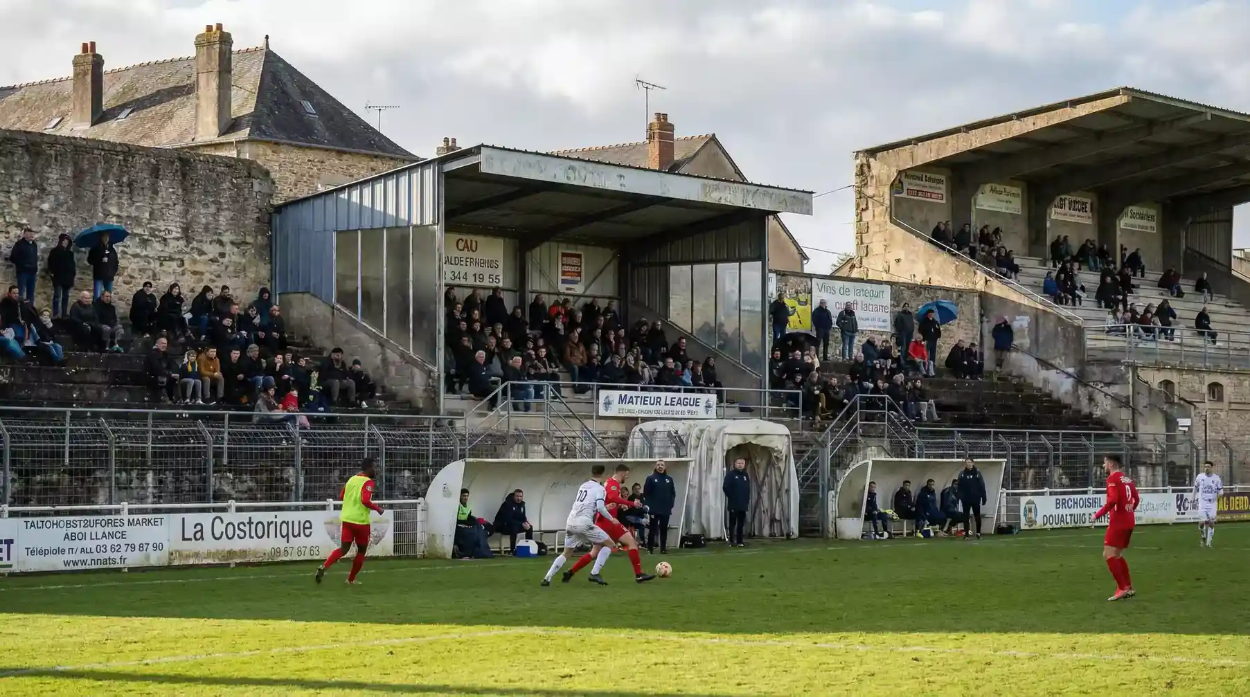 Estadio de fútbol de segunda división francesa con gradas semivacías