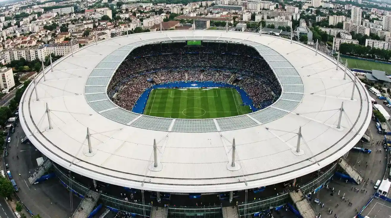 Vista aérea de estadio de fútbol francés con campo de césped natural