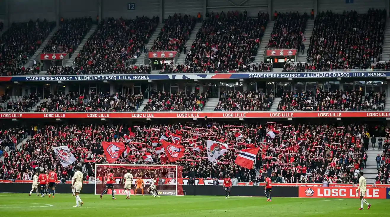 Stade Pierre-Mauroy de Lille con aficionados del LOSC en las gradas