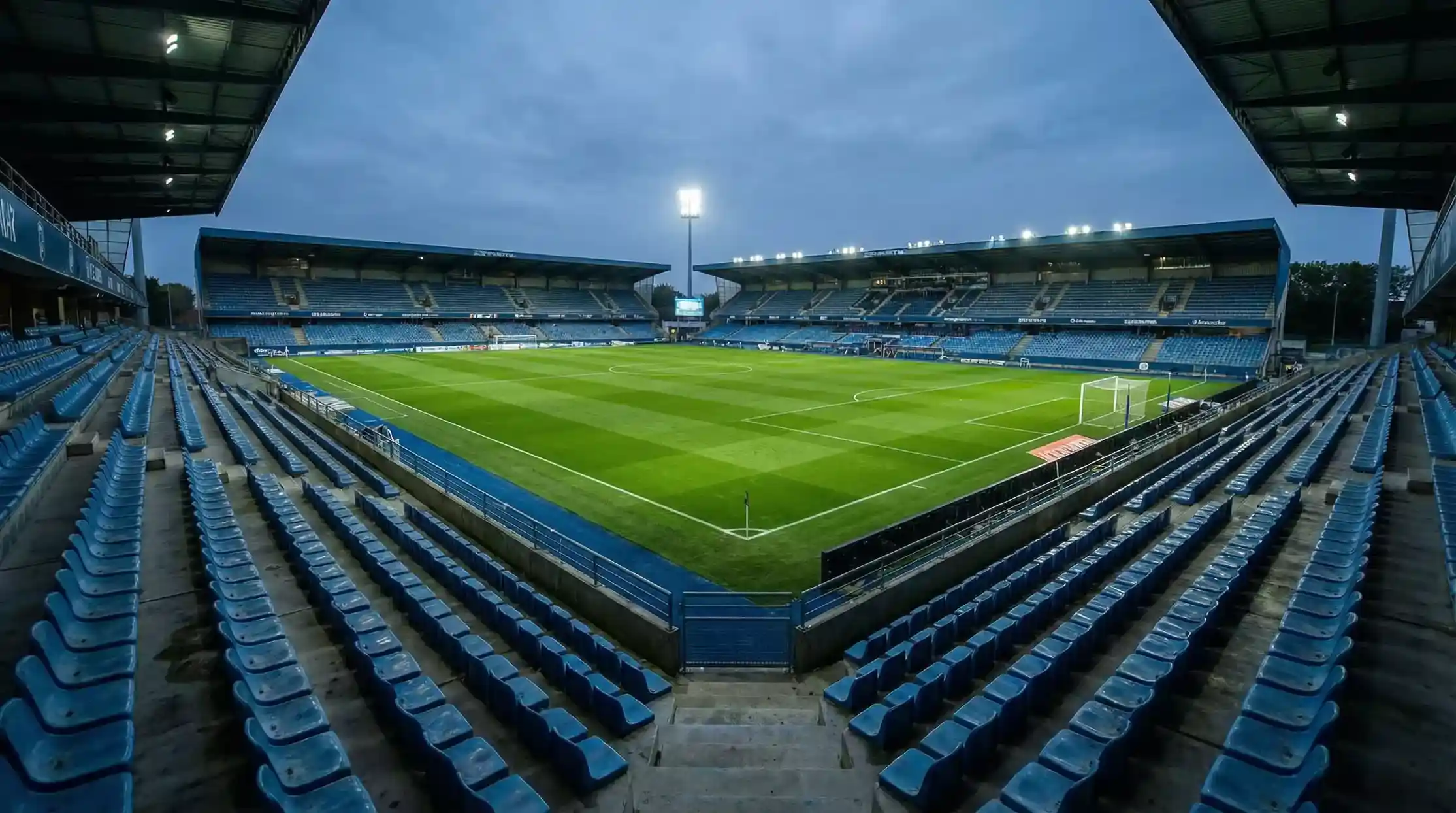 Vista del césped de un estadio de fútbol francés antes de un partido nocturno